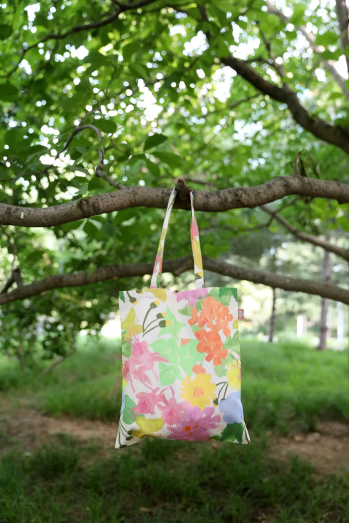 材质是100%的棉，轻便好打理，耐用性也很强，日常通勤逛街背它毫无压力，还能当做吸睛配饰来点缀穿搭。原价110元，折后价格89元。