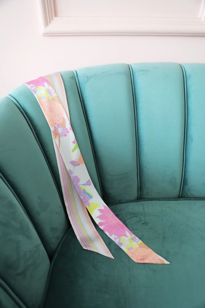 丝巾一面是弗里达花园印花，另一面则是同色系条纹，可以双面搭配。同样采用100%桑蚕丝制成，光泽如珍珠般丝滑有质感，垂坠感也特别好。