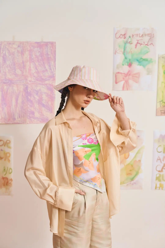 帽子的重量很轻，佩戴起来不沉重闷热，折叠收纳也很轻松，还搭配了可拆卸抽绳系带，灵活又便捷。原价249元，折后价格219元。