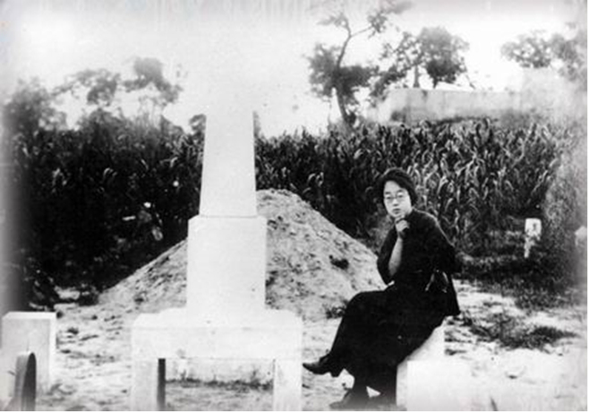 石评梅在高君宇墓前