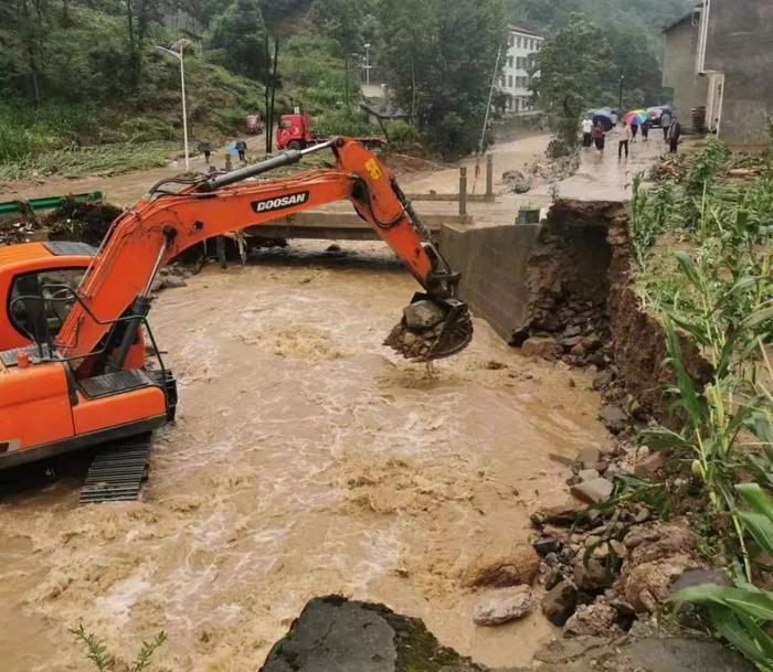 陕西一地遭50年一遇特大暴雨侵袭！80条道路中断！