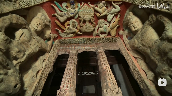 上面是中国的博山炉装饰，下面是古希腊罗马风格的廊柱。（图/@云冈研究院）