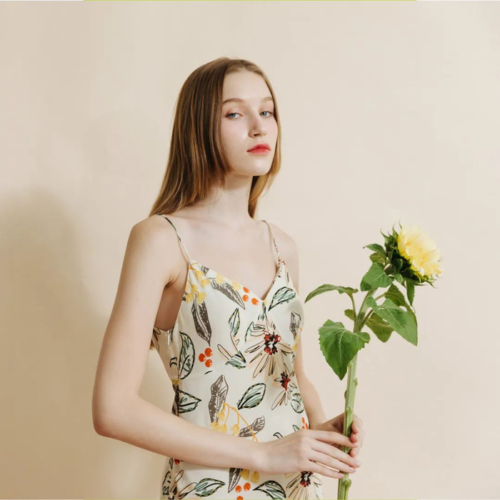 如果上班dress code不严格，它清新的风格也很适合通勤。原价459元，折后价格339元。