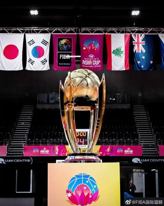 女篮亚洲杯冠军奖杯。图片来源：FIBA国际篮联