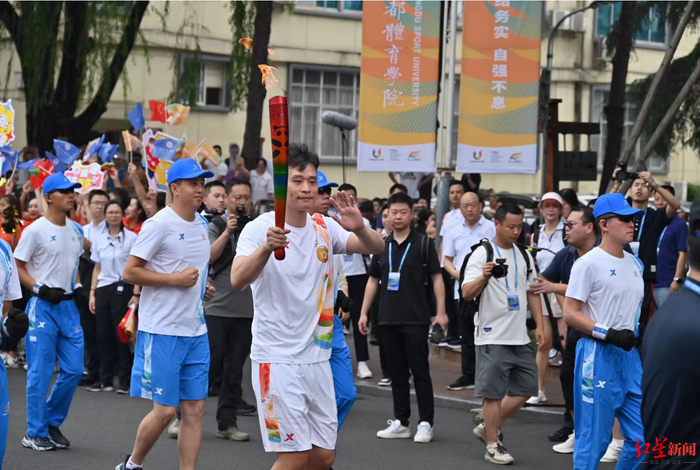 我是大运火炬手|刚刚,火炬传递在成都体院开跑!火炬手是尤雄