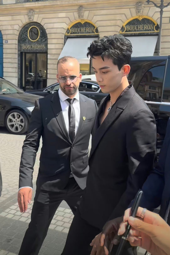 吴磊真空西装可以半永久吗!每一次的深v都很经典!|吴磊_新浪新闻