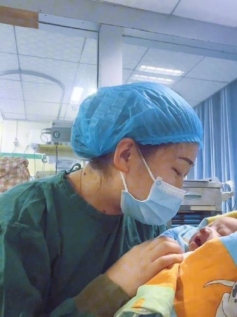 护士亲授哄娃"咒语",哭闹宝宝一秒入睡!