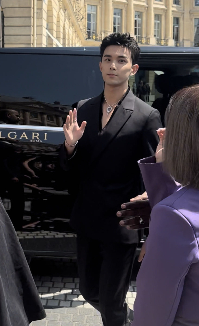 吴磊真空西装可以半永久吗!每一次的深v都很经典!|吴磊_新浪新闻