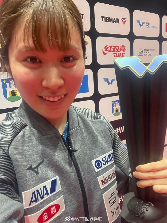 平野美宇夺冠后自拍。