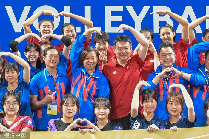 蔡斌和女排姑娘们出席活动。