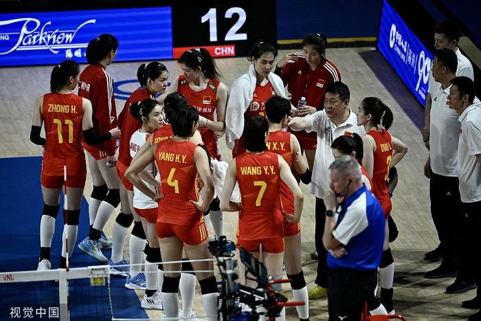 蔡斌在暂停时指导球员。