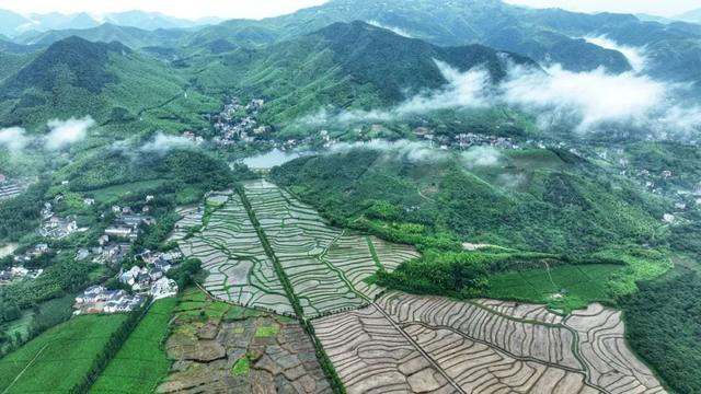 一村一景浙江德清县劳岭村山清水秀乡村美