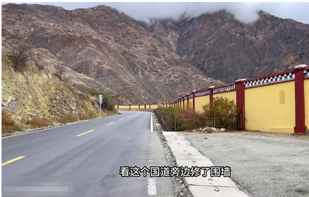 云南省迪庆州德钦县梅里雪山国家公园金沙江大湾观景台附近的214国道旁修建围墙（图源网络）