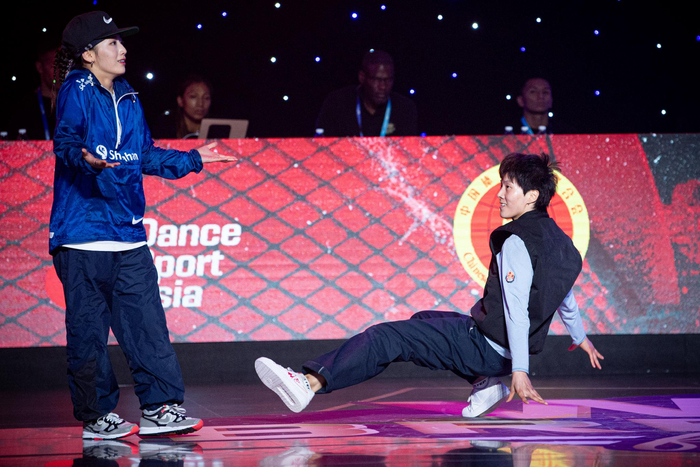 中国选手曾莹莹（右）与韩国选手全智艺在比赛中。  图/新华社