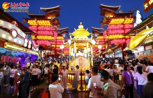 水磨沟区天山明月城超高的人气，使其成为当下旅游打卡必去的景点。资料图片