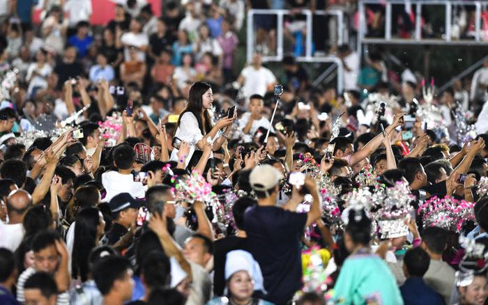 这是观众在拍摄“村超”足球赛中场休息时间的民族歌舞（6月17日摄）。新华社记者 杨文斌 摄