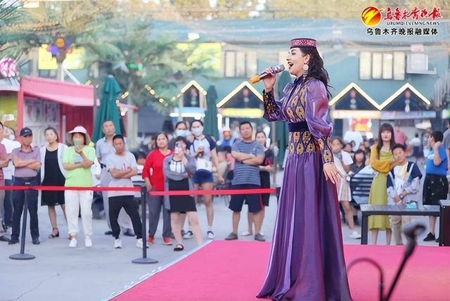 在野马时光夜市，国家二级演员热孜完古丽·巴拉提演唱歌曲《甜甜的歌儿迎宾客》。资料图片