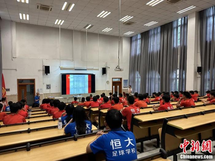 恒大足校球员学习中。中新网记者 卞立群 摄