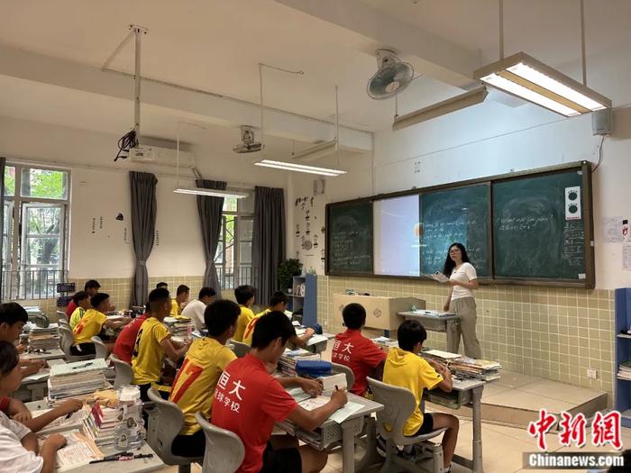 恒大足校球员们文化课学习。中新网记者 卞立群 摄