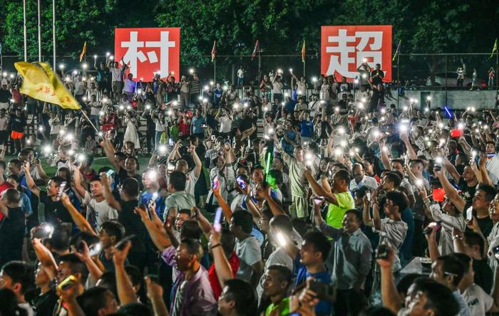 观众在“村超”足球赛现场打开手机灯光进行互动（ 6月10日摄）。新华社记者 杨文斌 摄