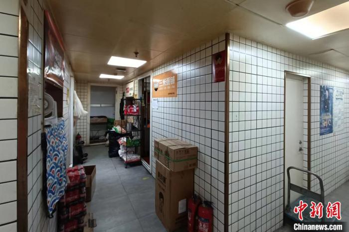 北京市朝阳区定福庄某处的“幽灵外卖”。 左雨晴 摄