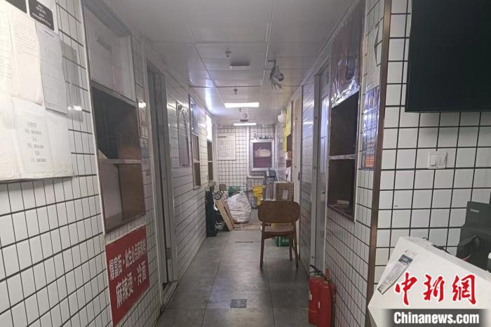 北京市朝阳区定福庄某处的“幽灵外卖”。 左雨晴 摄