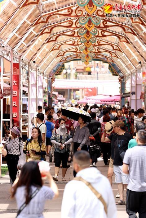 游客新疆国际大巴扎景区游览。资料图片