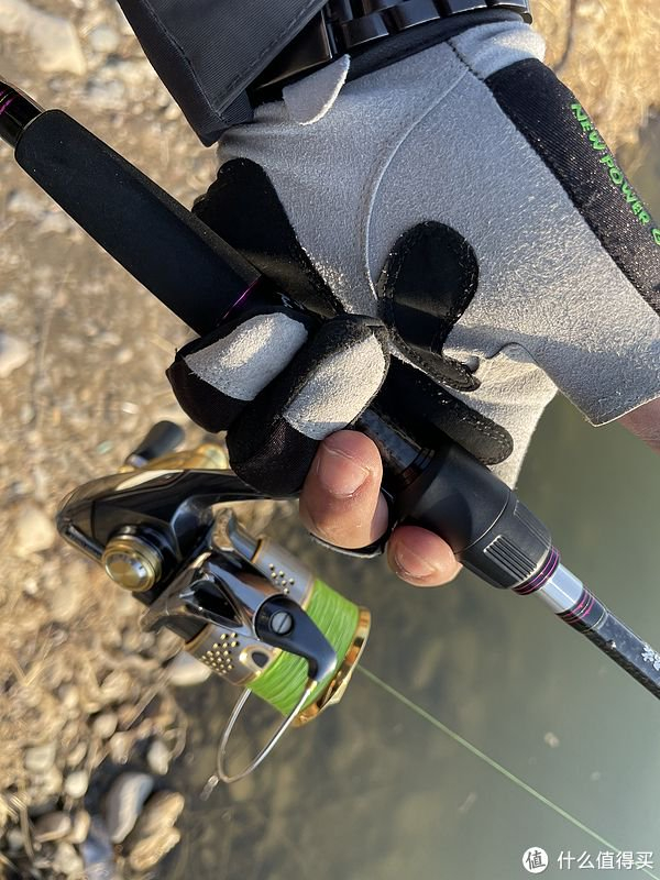 好用实惠但设计审美负分的蓝旗鱼银鳞直柄远投路亚竿