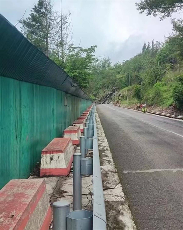 九龙瀑布群附近公路上的围墙 （视频截图）