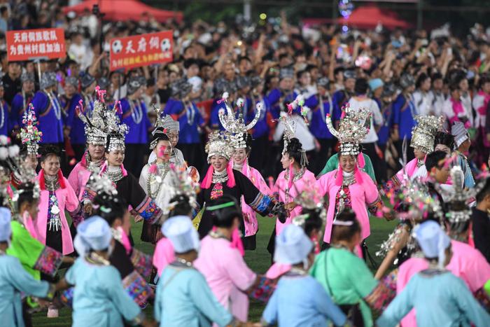 这是村民在“村超”足球赛中场休息时间表演苗族芦笙舞（6月17日摄）。新华社记者 杨文斌 摄