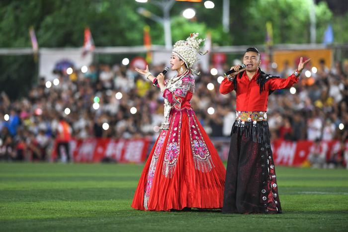 这是民族歌手在“村超”足球赛开赛前演唱歌曲（6月23日摄）。新华社记者 杨文斌 摄