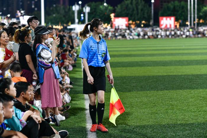 这是一名边裁在“村超”足球赛现场执法（6月9日摄）。新华社记者 杨文斌 摄