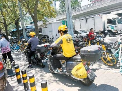 为了不绕路，直接骑上了便道。图源：北京日报