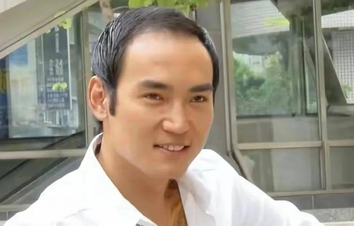 黄晓明进泳池,头发稀疏,头皮清晰可见,男明星都得靠假发片|黄晓明