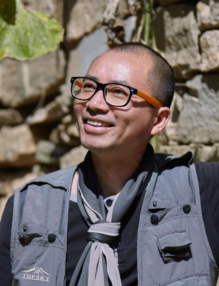 本期推出的,是画家曾勇先生.