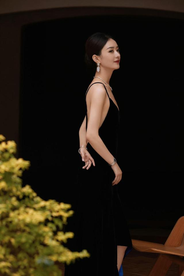 而且赵丽颖穿的这条连衣裙以黑色为主色调,黑色丝绒确实会显得更贵气