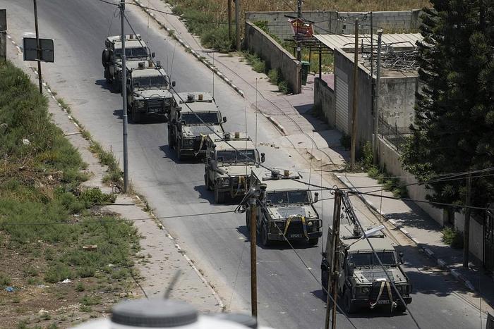 当地时间2023年7月3日，约旦河西岸，进行突袭手脚的以色列军车队。