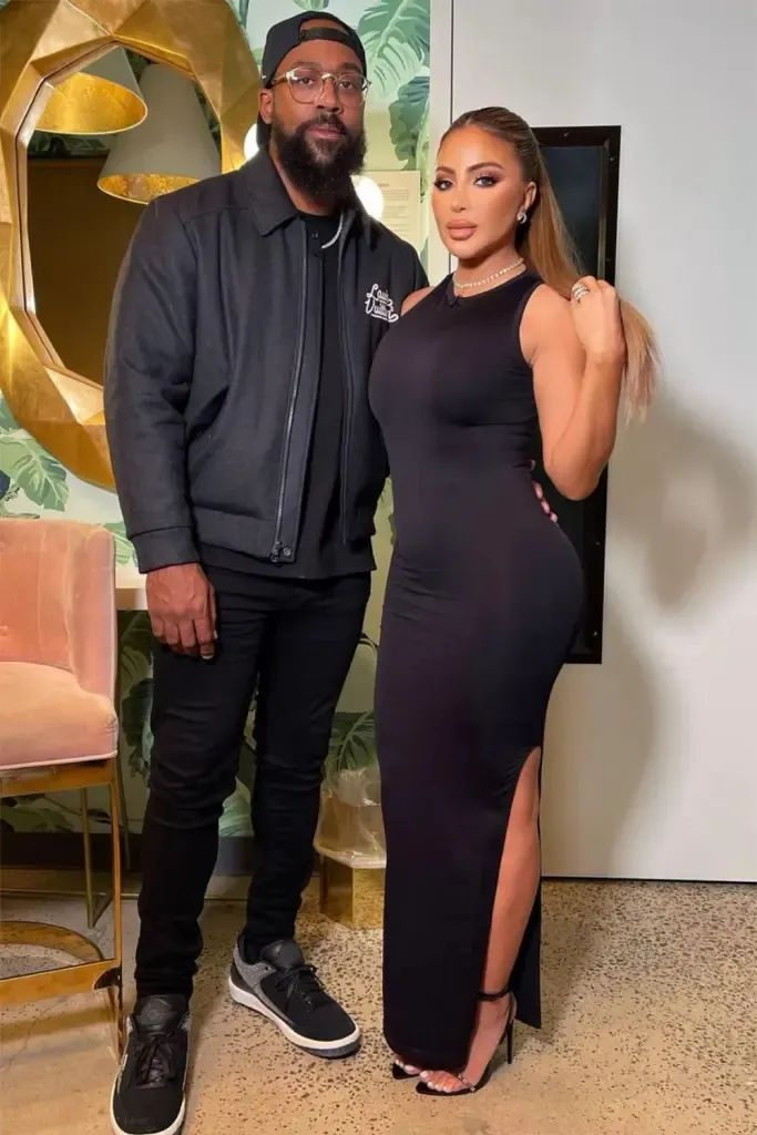乔丹与现任妻子yvette prieto在巴黎一家餐厅用完餐后,上了一辆suv"no