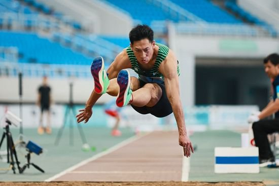     近日，在全国田径冠军赛暨世锦赛及亚运会选拔赛中，石雨豪以8米18获男子跳远亚军。视觉中国供图
