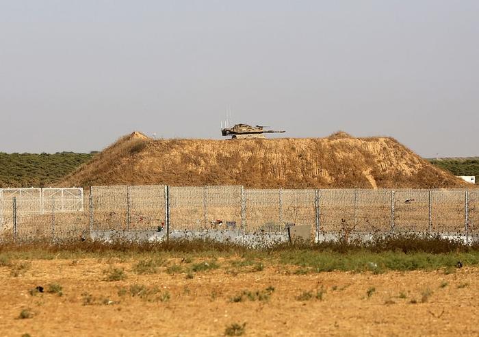 当地时辰2023年7月3日，加沙城，一辆以色列坦克停在巴以规模隔壁。