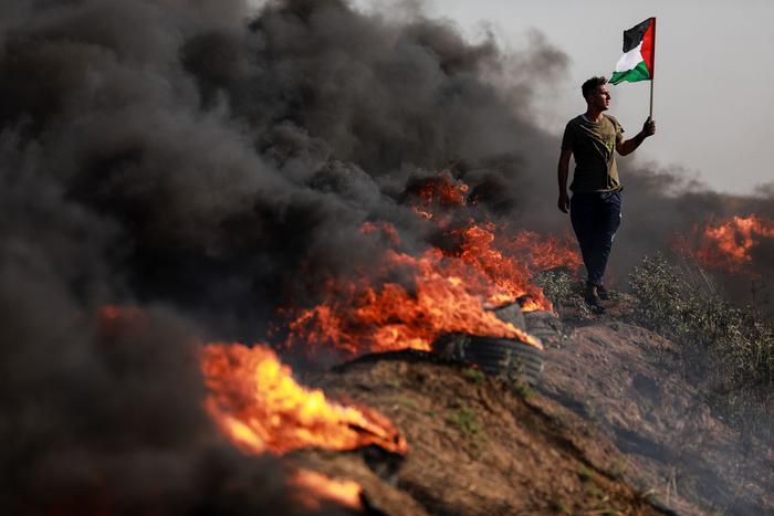 当地时辰2023年7月3日，加沙城以东，以色列军事步履工夫，又名巴勒斯坦后生在巴以规模围栏前参与抗议算作。