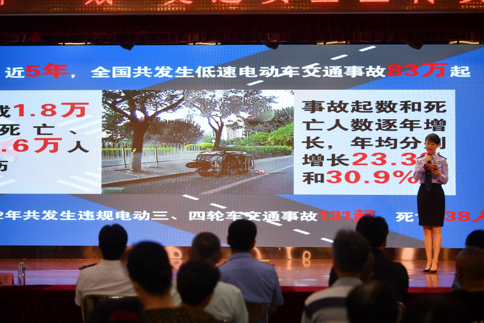 宣讲活动现场播放事故案例视频，并展示相关事故伤亡数据情况。新京报记者 王贵彬 摄