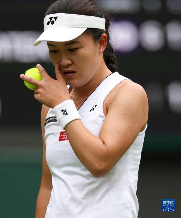 的2023温布尔登网球公开赛女子单打首轮比赛中,中国选手朱琳以0比2