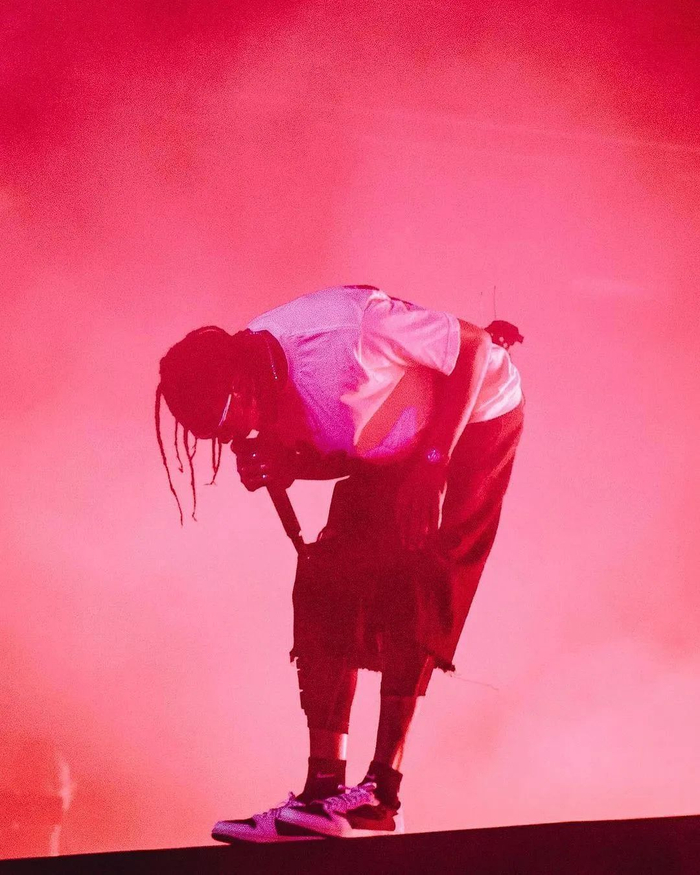 蟑螂侠travis scott现场送粉丝「aj1倒钩5.0」.