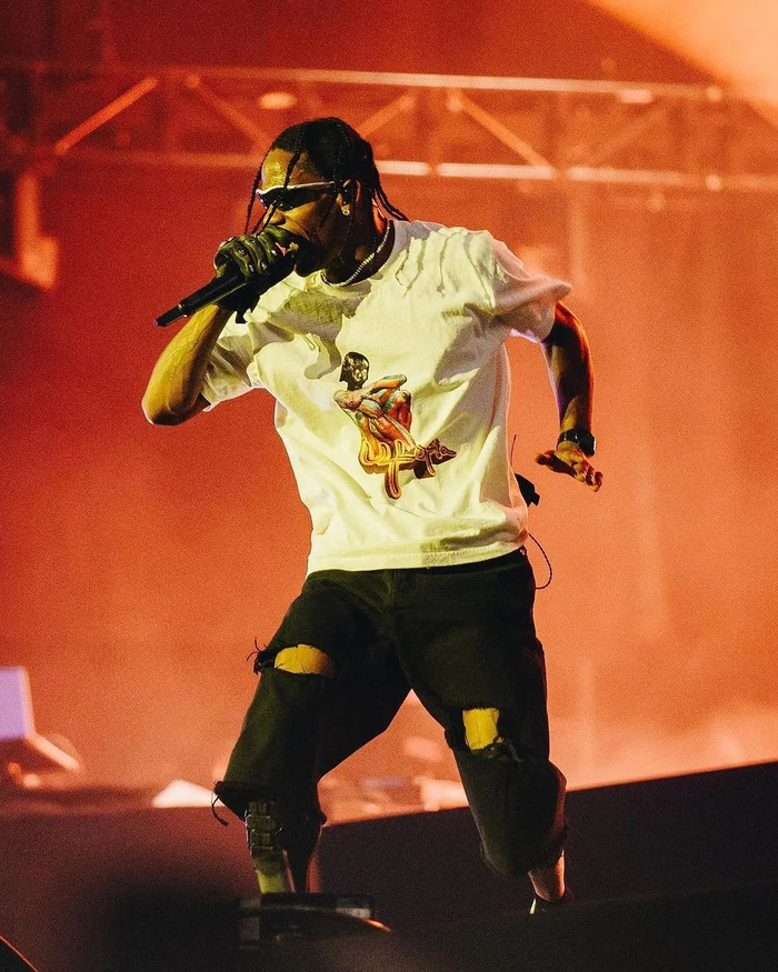 蟑螂侠travis scott现场送粉丝「aj1倒钩5.0」.