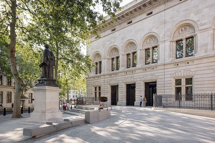 英国国家肖像馆新的前院。