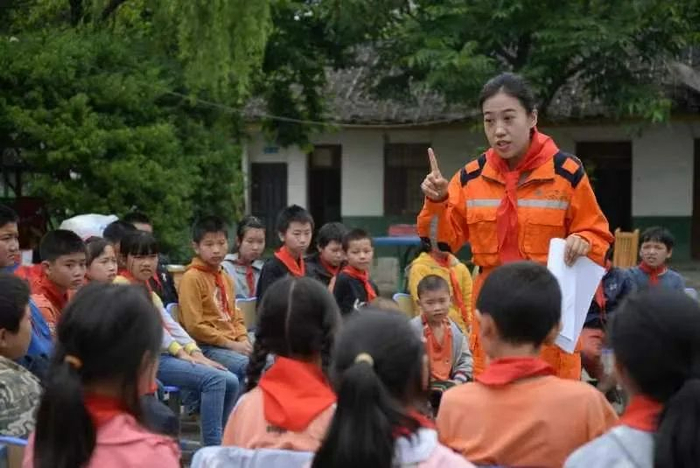 党员服务队队员到高竹新区海军小学宣讲安全用电常识