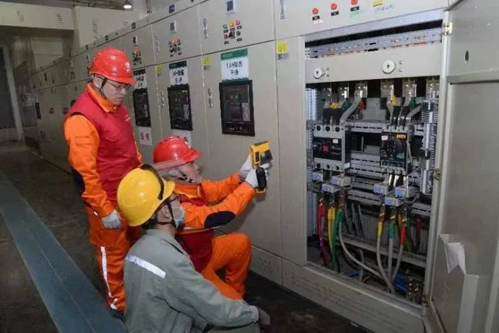 党员服务队队员到高竹新区工业企业开展“一企一策”服务