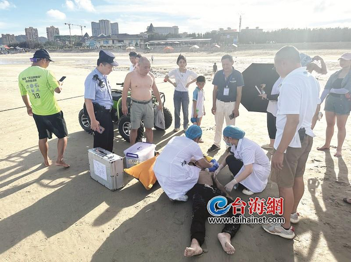 50岁民警海浪中连救两少年|溺水|民警_新浪新闻