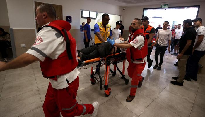 当地时辰2023年7月3日，约旦河西岸杰宁，突破中受伤的巴勒斯坦东谈主被送往病院抢救。
